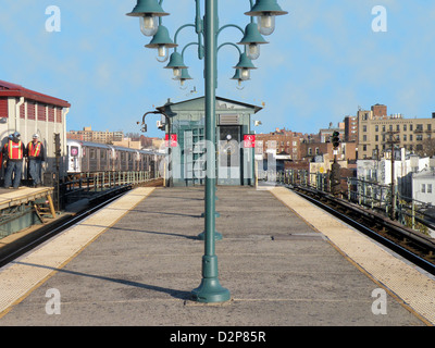 La station de métro Woodside plate-forme avec une ligne de métro n°7 élevée approchant, dans le Queens, New York. Banque D'Images