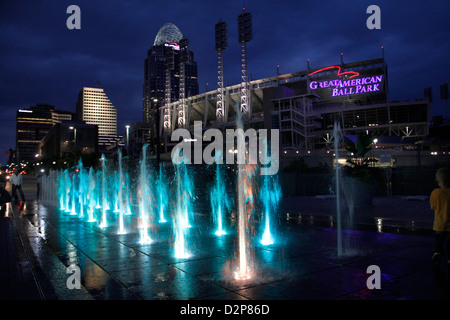 Les fontaines du centre-ville de Cincinnati Ohio Banques park baseball reds divertissement river Great American Ballpark stadium Banque D'Images