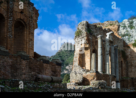 L'Italie, la Sicile, Taormina, le théâtre grec de Taormina en arrière-plan Banque D'Images