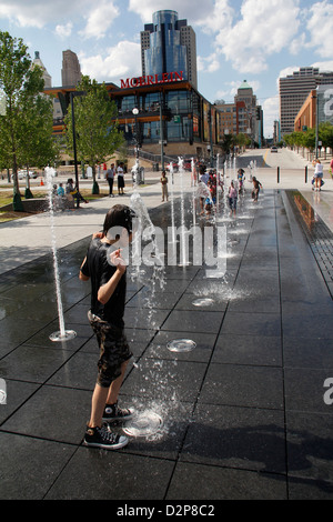 Les fontaines du centre-ville de Cincinnati Ohio Banques park baseball reds divertissement river Great American Ballpark stadium Banque D'Images