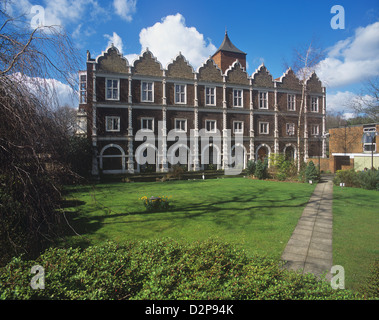 Le reste de la façade de Holland House, un palais du xviie siècle dans la région de Kensington, Londres, Angleterre. Le bâtiment est maintenant une auberge de jeunesse. Banque D'Images