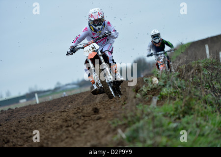 Les coureurs de motocross sur une piste de motocross construit Banque D'Images