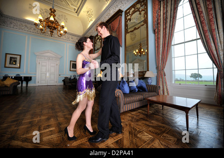 Un couple danse de salle de bal à Holme Lacy House dans le Herefordshire UK Banque D'Images