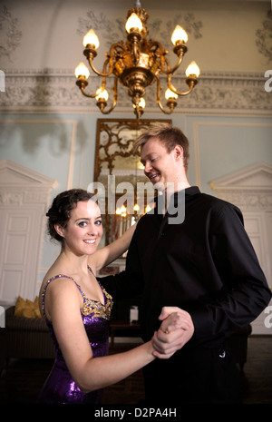 Un couple danse de salle de bal à Holme Lacy House dans le Herefordshire UK Banque D'Images