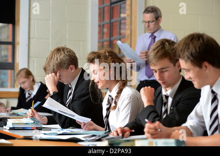 Une fille lit à voix haute pendant une leçon sur la guerre poètes Pâtes Grammar School à Cheltenham, Gloucestershire UK Banque D'Images