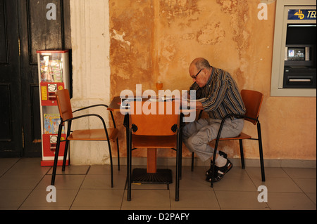 Un homme âgé à la bière dans le café du marché, Mahon, Minorque, Espagne Banque D'Images