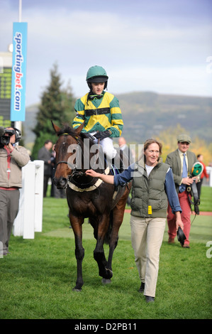 Un cheval gagnant et jockey sont en plomb aux gagnants lors d'une réunion de l'enceinte pour les enfants à l'Hippodrome de Cheltenham, Gloucestershire Banque D'Images