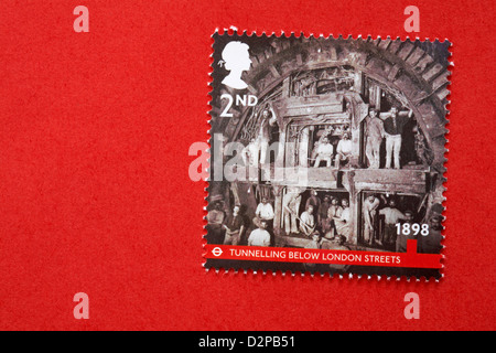 2e classe underground stamp sur enveloppe rouge - Tunneling ci-dessous rues de Londres 1898 Banque D'Images