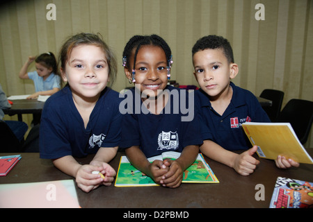 Les enfants participent à un des devoirs après l'école et éducation programme sur le Lower East Side, NEW YORK Banque D'Images