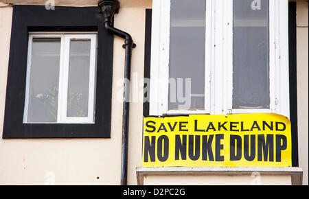 30 janvier 2013. Une bannière de protestation anti-nucléaire dump sur une maison à Whitehaven, West Yorkshire, Royaume-Uni. Banque D'Images