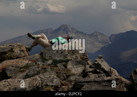 Woman on cliff Parc National des Montagnes Rocheuses au Colorado Banque D'Images