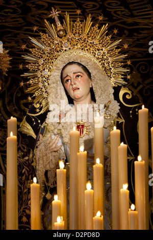Image de la Vierge Marie sur le flotteur (PASOS) effectuées au cours de la Semana Santa (Semaine Sainte) Banque D'Images