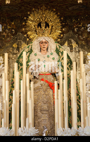 Image de la Vierge Marie sur le flotteur (PASOS) effectuées au cours de la Semana Santa (Semaine Sainte) Banque D'Images