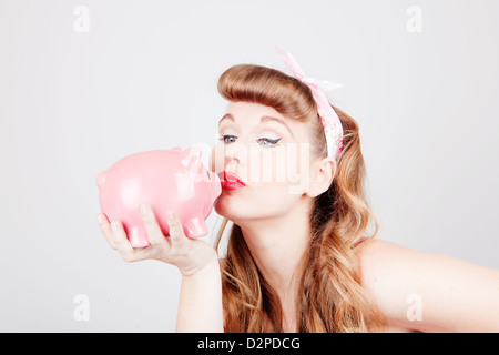 Pinup retro woman with piggy bank que l'enregistrement ou de l'utilisation de concept Banque D'Images