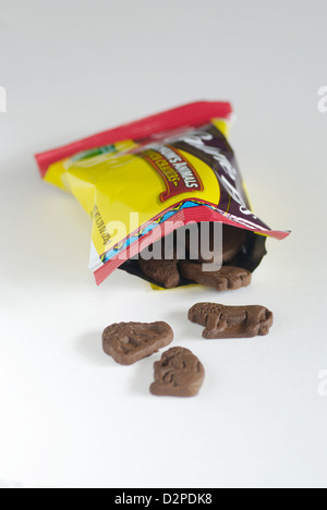 Les cookies au chocolat en forme d'animal avec un paquet sur fond blanc, vertical Banque D'Images