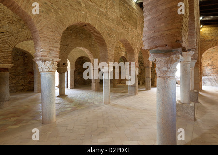 L'intérieur de la mosquée du 10ème siècle avec 5 nefs et arcades supportées par des colonnes romaines Banque D'Images