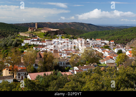 Vue sur village dans le Parc Naturel de Sierra de Aracena y Picos de Aroche Banque D'Images