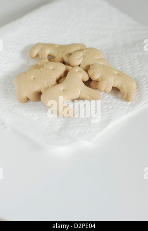 Animal Crackers close up vertical sur une serviette en papier blanc Banque D'Images