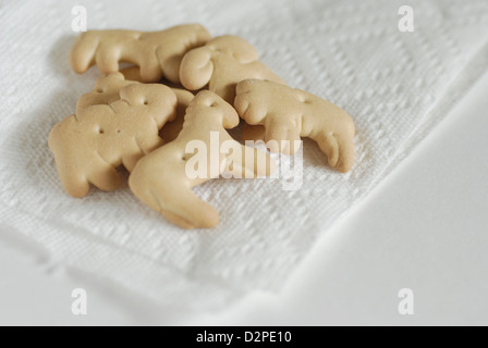 Animal Crackers close up sur une serviette en papier blanc Banque D'Images