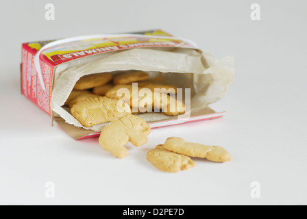 Animal Crackers spilling out of box sur un fond blanc, l'éléphant, le gorille, chameau et formes zebra Banque D'Images