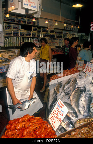 Vendeur de poisson, la vente du poisson frais, du poisson frais, le marché de Pike Place, ville de Seattle, Washington, United States Banque D'Images