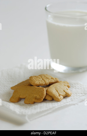 Animal Crackers avec verre de lait de vache sur une serviette en papier blanc Banque D'Images