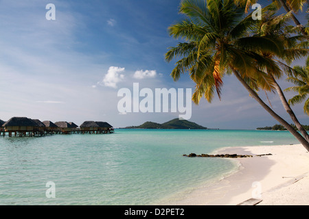 Bungalows sur pilotis sur le lagon à Bora Bora Banque D'Images