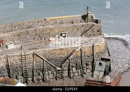 Port de Clovelly à marée basse révélant l'ancienne construction de quai Banque D'Images