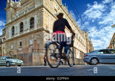 Séville, Espagne, un cycliste sur l'Avenida de la Constitucion Banque D'Images