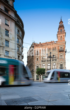 Séville, Espagne, deux tramways sur l'Avenida de la Constitucion Banque D'Images