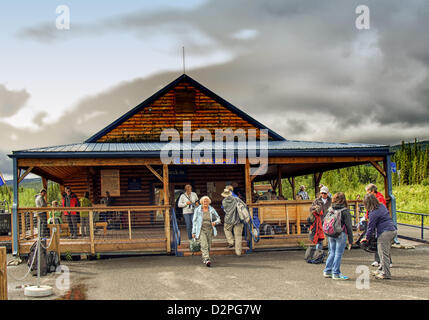 28 juin 2012 - L'Arrondissement de Denali, Alaska, États-Unis - Les touristes se rassemblent au Parc de Denali rustique Depot de l'Alaska Railroad. Célèbre pour son dôme de verre des wagons de chemin de fer est la méthode la plus favorisée d'atteindre cet emblématique permettant de parc national voyageurs vue de la magnifique nature sauvage immaculée de l'Alaska. (Crédit Image : © Arnold Drapkin/ZUMAPRESS.com) Banque D'Images