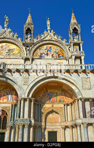 Façade avec détails de l'époque romane colonnes & mosaïques de la Basilique St Marc, Venise Banque D'Images