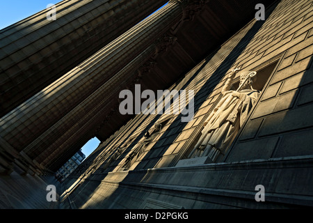 Statue de Saint Denis et de colonnes, église Sainte Madeleine, Paris, France Banque D'Images