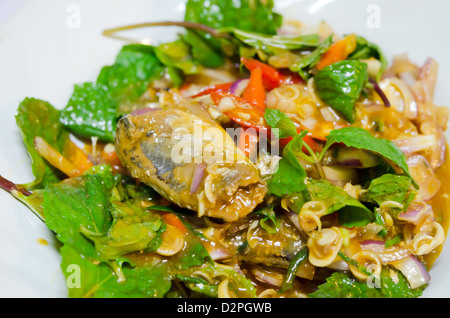 Salade épicée appétissante des conserves de poisson . Banque D'Images