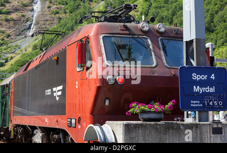 Locomotives de chemin de fer de Flåm dans Flam, Norvège, un port de croisière et touristique, situé sur le plus grand fjord de Norvège, Rogaland. Banque D'Images