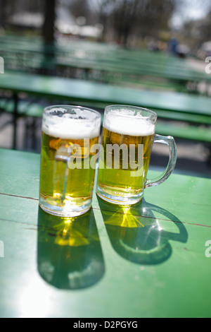 Munich, Allemagne, deux verres de bière dans le café en plein air Banque D'Images