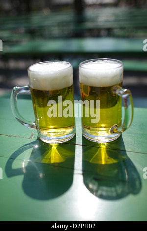 Munich, Allemagne, deux verres de bière dans le café en plein air Banque D'Images