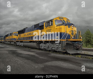 28 juin 2012 - L'Arrondissement de Denali, Alaska, États-Unis - une locomotive de chemin de fer de l'Alaska à l'arrivée parc Denali Depot tirant un train de voyageurs de luxe avec McKinley Explorer bi-niveau coin dome-lounge voitures. Le chemin de fer est la méthode la plus favorisée d'atteindre cet emblématique permettant de parc national voyageurs vue de la magnifique nature sauvage immaculée de l'Alaska. (Crédit Image : © Arnold Drapkin/ZUMAPRESS.com) Banque D'Images