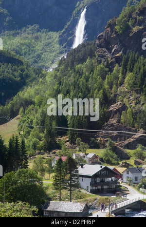 Fermes d'eau rapides et de chutes le long du chemin de fer reliant Myrdal Gare Flam Flam avec la Norvège, la porte du Sognefjord. Banque D'Images