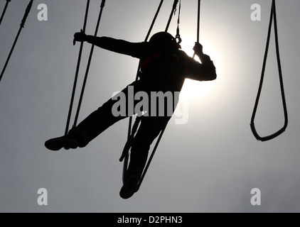 Berlin, Allemagne, silhouette, une personne monte dans un parcours de cordes haut Banque D'Images