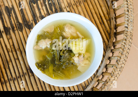 Vue de dessus de la soupe avec du porc et légumes marinés Banque D'Images