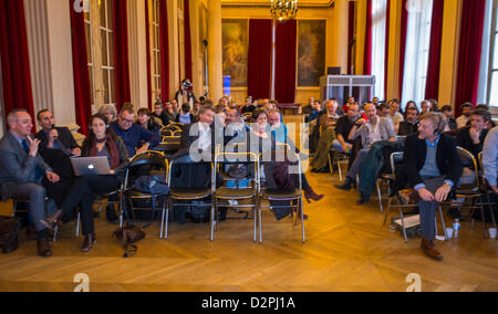 Paris, France. Français LGTB N.G.O. Les groupes de scientifiques se réunissent pour discuter des stratégies de prévention du VIH de la PrEP, avec Sidaction et AVAC,((L-R) Roger Tatroud, Jean-Michel Molina, ...Willy Rozenbaum...Mitchel Warren, groupe de personnes médecine Banque D'Images