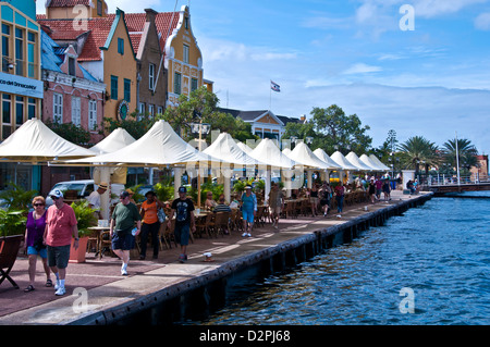 Punda Willemstad Curacao waterfront avec repas à l'extérieur et de l'architecture néerlandaise colorés Banque D'Images