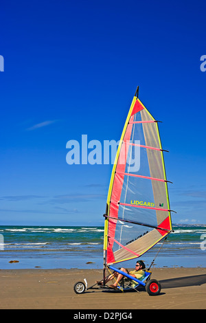 Blokart Voile, karting, le long de Plage d'Orewa, Rodney District, Hibiscus Coast, Côte Est, Ile du Nord, Nouvelle-Zélande. Banque D'Images