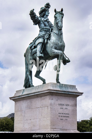 Statue de Louis XIV à cheval au château de Versailles en France Banque D'Images