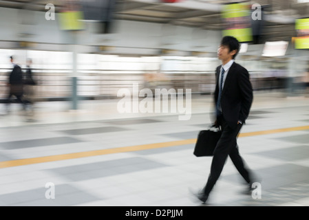 Se rendre au travail les travailleurs occupés à la gare de Shinagawa à Tokyo, Japon Banque D'Images