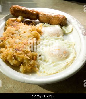 Les œufs plus facile des saucisses de porc avec pommes de terre frites maison petit-déjeuner Banque D'Images