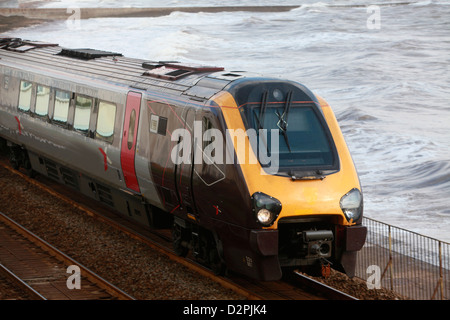 Une locomotive diesel passe par Exmouth sur la célèbre ligne de chemin de fer côtière méridionale Brunel Banque D'Images