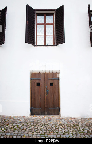 Verrouillé la porte en bois et de fenêtres ouvertes sur l'ancienne maison Banque D'Images