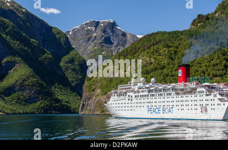 Le Peace Boat, un bateau de croisière dans le Nærøyfjord, entre Flam et Gudvangen Norvège. Banque D'Images